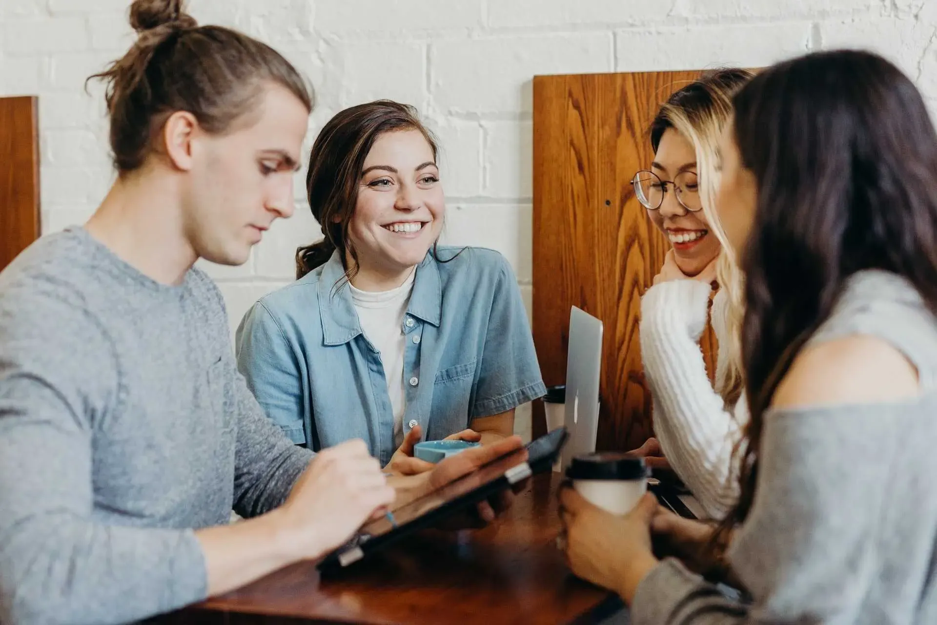 Equipo colaborando para analizar un proceso empresarial
